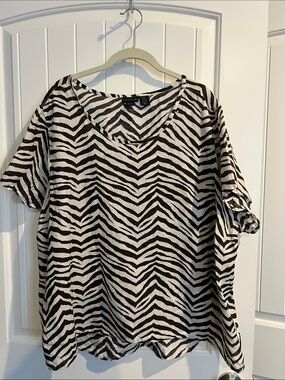 Tahari Black & White Zebra Print Short Sleeve 100% Linen Top